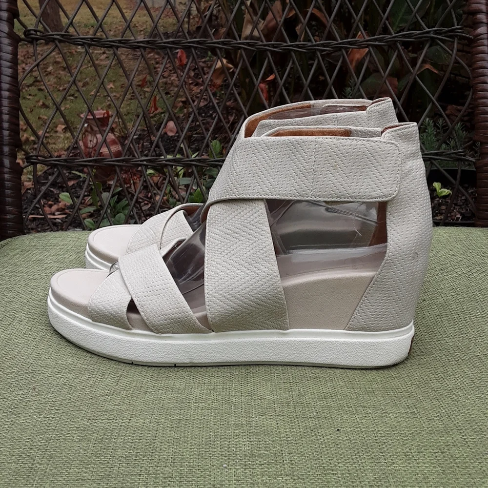 Dr. Scholl's Skips Platform Sandal.